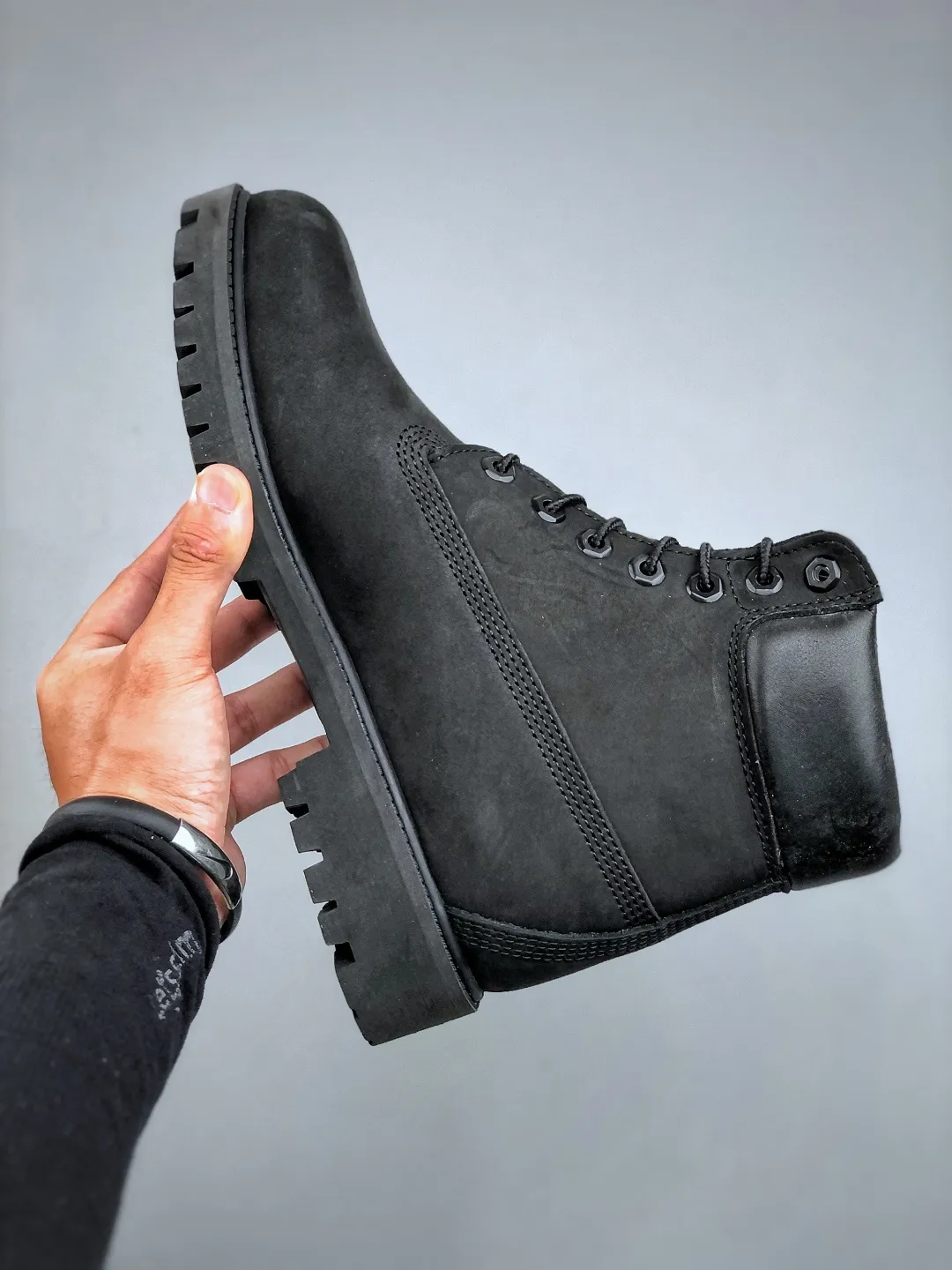 Local pick-up💰700 Support store release, seasonally available, new goods🚀Original factory in Guangdong Top chip version#Upgrade original 2025 version packaging box and accessories#Original last paper version data development version#Original Baoyuan injection machine#Four-line computer sewing lines are in parallel#Using the same imported top layer frosted leather with anti-waterproof function (full The interior is matched with genuine leather material!!)#Original consistent full nubuck leather collar#Anti-fatigue shock-absorbing honeycomb PU insole#Lightweight anti-slip rubber foam combination bottom❗️The world's leading outdoor brand·Timberland/Timberland 6 Inch Leather Boots Timberland's classic outdoor 6-inch large yellow boots "OG Wheat Yellow Black" TB010061 713 Size: Female 35.5 36 37 37.5 38 38.5 39 Male 39.5 40 41 41.5 42 43 44 45 (leather shoe size: one size larger than sports shoes!) Original hardware molded shoelace buckle, top-notch craftsmanship newly upgraded, Zhongshan original factory OEM, original imported waterproof leather, injection molded outsole, horizontal folding dynamic water-repellent, original consistent full frosted leather collar, full cow lining, brand new original packaging shoe box, exclusive supply in the market
